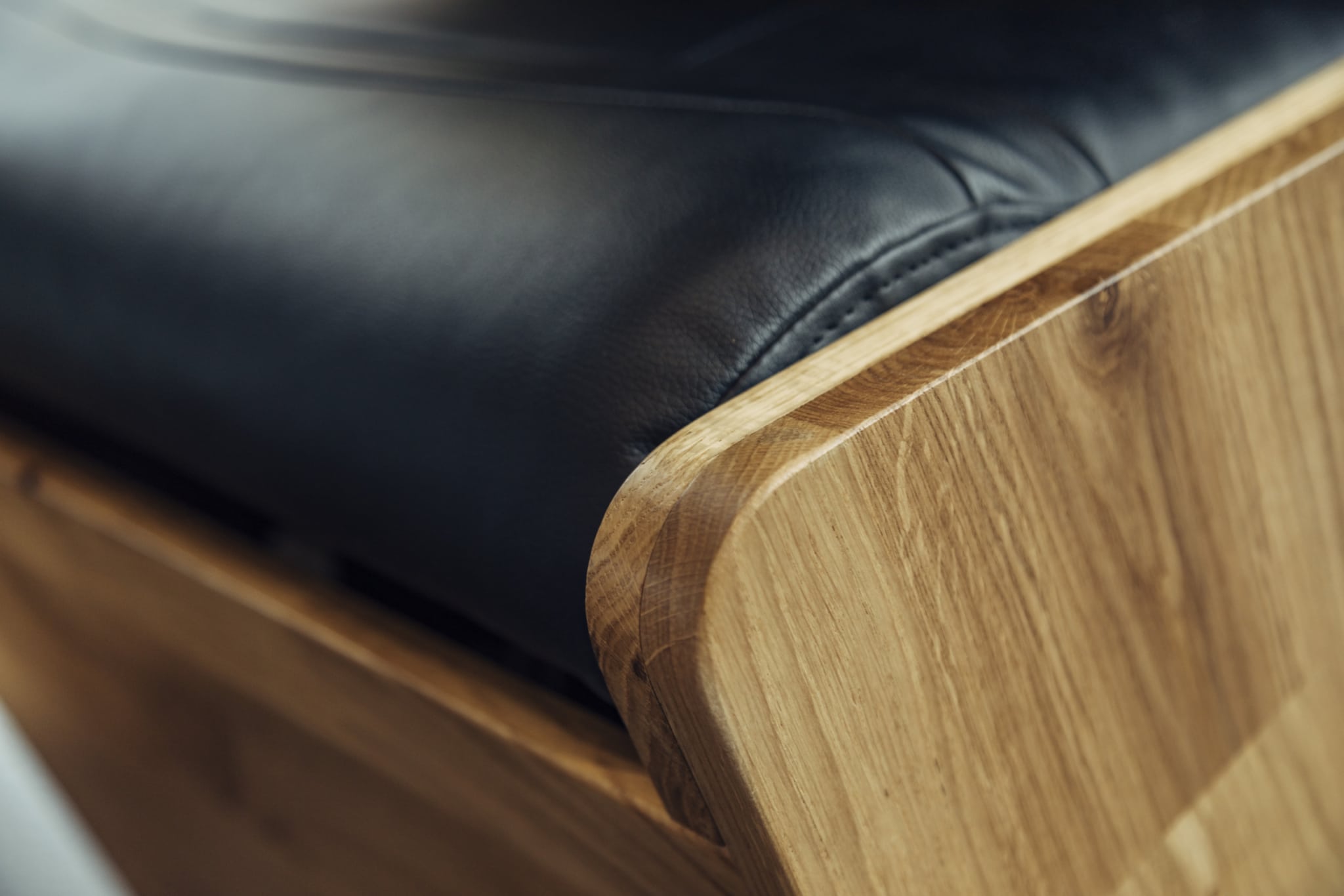 Borealis Massaažitool Lounge puitviimistluse detailkaader, sile ja loomulik tekstuur