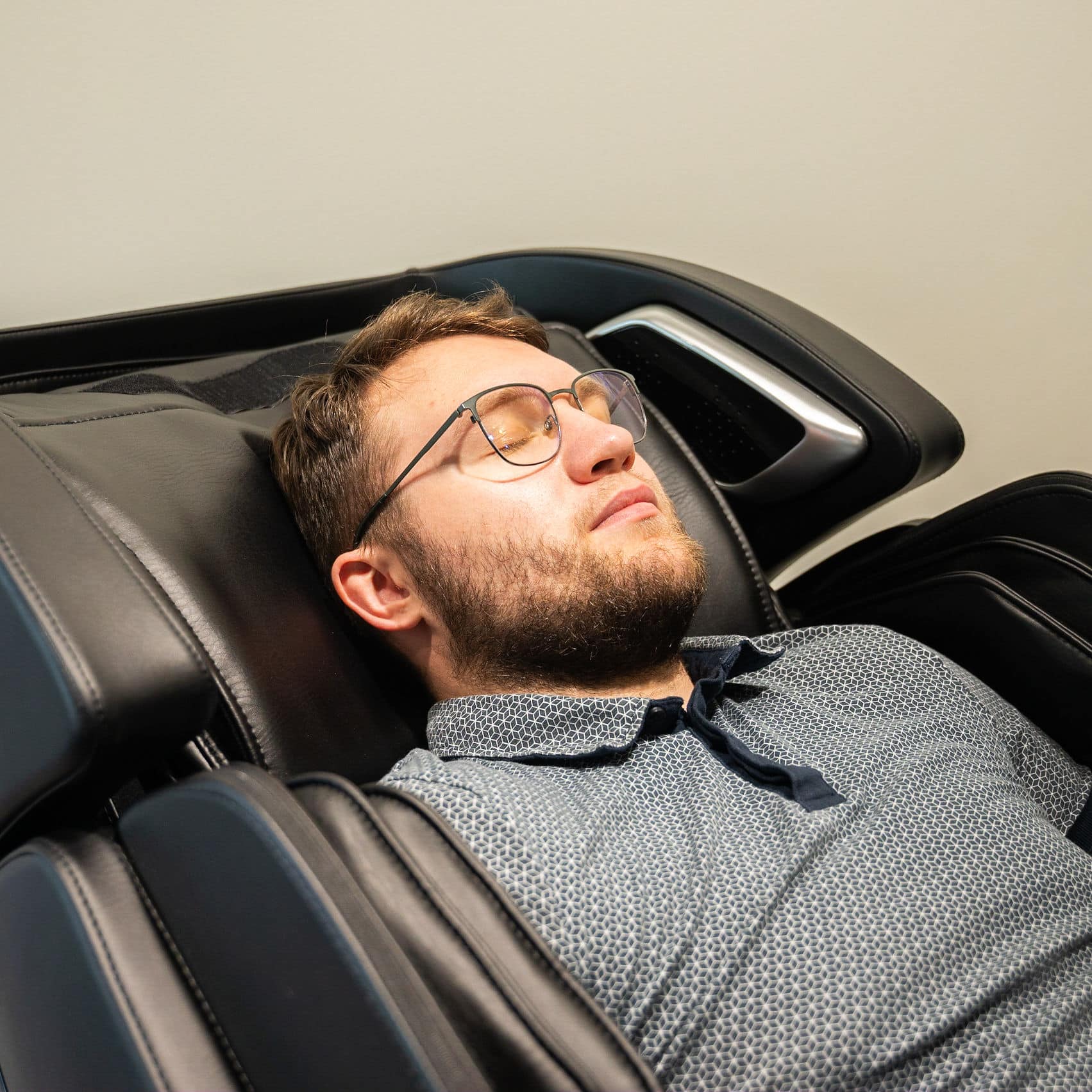 Borealis Ultra Plus 3D massaažitool peaosas kõlaritega, ühendub nutitelefoniga Bluetoothiga